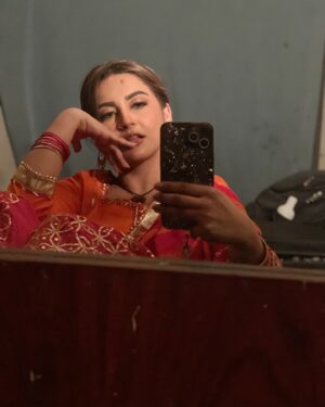 Hiba Bukhari Instagram - Behind the screen hard work!! #jhoksarkar 🙌

With the Stars ✨ @farhan_saeed @saife_hasan @hashimnadeem.official @humtvpakistanofficial