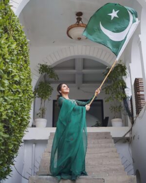Hiba Bukhari Instagram - On this 14th August, I am deeply heartbroken due to the challenges our country is currently facing. Nevertheless, let's recall that it’s our resilience and unity that initially led us here. With the force of hope, we can collectively triumph over adversities and craft a more vibrant future for our nation. Let hope illuminate our path toward a stronger, more prosperous Pakistan. 🇵🇰

#IndependenceDay #14thAugust 
Wardrobe @ansabjahangirstudio 
Hair and make up @nabila_salon 
Styling @phsolutionspk