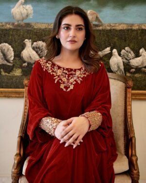 Hiba Bukhari Instagram - Absolutely in love with this dress, comfortable yet classy 
From the sets of Jaan Nisaar 🥀

Wearing @mariahassanali 
Styled by @stylebywardakayani