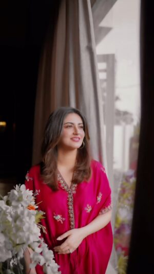 Hiba Bukhari Instagram - It’s Jaan Nisar day today

Are you watching it? 

Wearing @parniyaanbyayesha 
Styled by @stylebywardakayani 
#jaannisaar #hibabukhari #danishtaimoor #geotv #7thskyentertainment