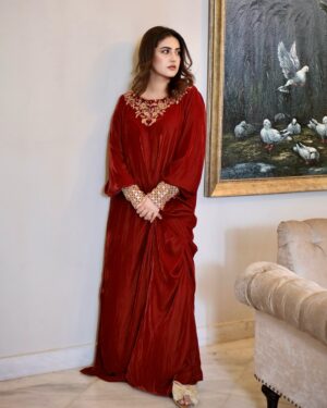 Hiba Bukhari Instagram - Absolutely in love with this dress, comfortable yet classy 
From the sets of Jaan Nisaar 🥀

Wearing @mariahassanali 
Styled by @stylebywardakayani