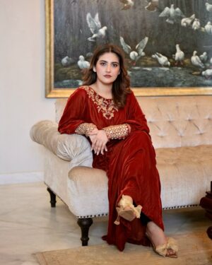 Hiba Bukhari Instagram - Absolutely in love with this dress, comfortable yet classy 
From the sets of Jaan Nisaar 🥀

Wearing @mariahassanali 
Styled by @stylebywardakayani