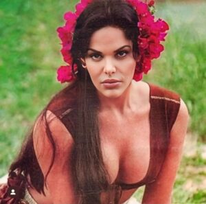 Hilda Abrahamz Instagram - #TBT de una leyenda: Maniña Yerichana

En lo más profundo de la selva, donde los misterios y la magia se entrelazan, nació Maniña Yerichana, la sacerdotisa indómita que hizo un pacto con la luna para conservar su juventud eterna. Hija del río y de la noche, criada por jaguares y guiada por el poder ancestral de los Yanomami, su belleza era tan hipnótica como su maldición.

Una mujer marcada por el destino, por el amor imposible y por una promesa que jamás debía romperse: no mirar a su primogénito a los ojos. Sin saberlo, su enemiga era su propia sangre.

Maniña Yerichana no solo fue un personaje, fue un ícono de la televisión y de la mitología venezolana. Hoy la recordamos con el mismo misticismo con el que hechizó a todos en Ka Ina.

🌙✨ “Soy el alma de la selva, soy la hija de la luna.” ✨🌙

#KaIna #ManiñaYerichana #HildaAbrahamz #TelenovelasQueMarcaron #Leyenda