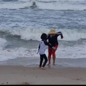 Hong Ji-min Instagram - 저 재충전하러 온거 맞겠죠? ㅎㅎㅎ
24시간 밀착 육아 
마사지 받아도 왜 계속 피곤한 걸까요
아하하하하 아하하하하 

그래도 아이들은 너무너무 행복해하니 그걸로 그저 감사 감사 감사할 뿐입니다

바람이 불어도 날씨가 추워도 아이들은 너무너무 신나합니다

전 그걸로 너무너무 감사합니다. 이런 시간은 두 번 다시 돌아오지 않음을 알기에 

그래도 내일부터는 아이들이 캠프로 들어가니 저에게 자유시간이 생기네요

야호
해변 나갈 때마다 손에 악보만 들고 댕깁니다. 노래 연습하려고 했으나 절대 할 수 없는 ㅎㅎㅎㅎ
내일부터는 바닷가에서 바람 맞으면서
 노래 연습 제대로 하고 싶네요 
아하하하하 아하하하하 

이제 원숭이 보러갑니당 
아하하하하 아하하하하 

그러나 이런 모든 것들이 감사와 감사입니다
 아이들이 건강하니 최고로 감사 
돌아보면 모든 것이 은혜이고 그저 감사일 뿐입니다🥰🥰🥰🥲🥲🥰

#