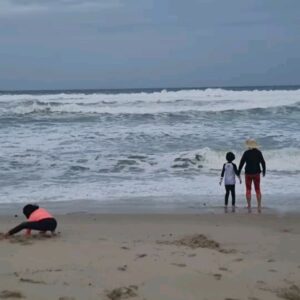 Hong Ji-min Instagram - 저 재충전하러 온거 맞겠죠? ㅎㅎㅎ
24시간 밀착 육아 
마사지 받아도 왜 계속 피곤한 걸까요
아하하하하 아하하하하 

그래도 아이들은 너무너무 행복해하니 그걸로 그저 감사 감사 감사할 뿐입니다

바람이 불어도 날씨가 추워도 아이들은 너무너무 신나합니다

전 그걸로 너무너무 감사합니다. 이런 시간은 두 번 다시 돌아오지 않음을 알기에 

그래도 내일부터는 아이들이 캠프로 들어가니 저에게 자유시간이 생기네요

야호
해변 나갈 때마다 손에 악보만 들고 댕깁니다. 노래 연습하려고 했으나 절대 할 수 없는 ㅎㅎㅎㅎ
내일부터는 바닷가에서 바람 맞으면서
 노래 연습 제대로 하고 싶네요 
아하하하하 아하하하하 

이제 원숭이 보러갑니당 
아하하하하 아하하하하 

그러나 이런 모든 것들이 감사와 감사입니다
 아이들이 건강하니 최고로 감사 
돌아보면 모든 것이 은혜이고 그저 감사일 뿐입니다🥰🥰🥰🥲🥲🥰

#