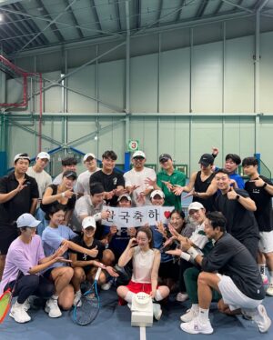 Hong Soo-ah Instagram - 요 스커트 넘 고급지구 이뿌쥬! 🖤✨
이뿌니들 도전!! 😆🙌🏻🖤

#디아도라 #미라제이 

이날 이뿌다규 , 
우리 수요모임 아이들에게 칭찬 마니 받았다 
거짓말 아니구 
5 명이 붙어서 사진 찍어쥼 🤣🤣
뚜지니,동규 ,동혀니,재영이, 뚱혀니 ㅋㅋㅋ

저번쥬 예쁜 케익도  넘나 감동이였다.. 🥹
너희들은 사랑이야 🙆🏻‍♀️💕✨

고맙고 감사해 얘두라 🥳🫶🏻