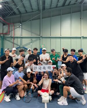 Hong Soo-ah Instagram - 요 스커트 넘 고급지구 이뿌쥬! 🖤✨
이뿌니들 도전!! 😆🙌🏻🖤

#디아도라 #미라제이 

이날 이뿌다규 , 
우리 수요모임 아이들에게 칭찬 마니 받았다 
거짓말 아니구 
5 명이 붙어서 사진 찍어쥼 🤣🤣
뚜지니,동규 ,동혀니,재영이, 뚱혀니 ㅋㅋㅋ

저번쥬 예쁜 케익도  넘나 감동이였다.. 🥹
너희들은 사랑이야 🙆🏻‍♀️💕✨

고맙고 감사해 얘두라 🥳🫶🏻