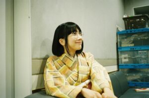 Honoka Matsumoto Instagram - .
#嘘解きレトリック 

撮影も残りわずかです、、！

愛おしい登場人物たちを
最後までどうぞよろしくお願いいたします👓🎀🍘🍲🥬🎻