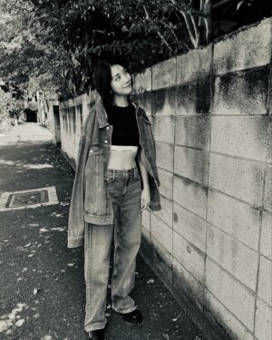 Honoka Matsumoto Instagram - .
来年2025年、早いもので松本がデビュー10周年を迎えます。
10周年を記念して初の卓上&壁掛けのWカレンダーを作りました✨

撮影は @sakaitakahiro_ 
松本が10年で積み重ねてきたものと、そして初めて見るような新しい表情を切りとっていただきました。

ヘアメイクは #izumiomagari 
スタイリングは @ami_michihata 
これまでお世話になりまくっているお2人にお願いしました🫶

 10周年なにかしたい！！
というとってもアバウトなMGの思いつきから、KADOKAWAさんにご協力いただきプロフェッショナル達の力を借りて素敵なカレンダーができました。
卓上と壁掛けとで全く違う表情をお楽しみいただけますのでぜひお早めにご予約お願いいたします！

そして12月22日、
サイン入りカレンダーのお渡し会を開催いたします！
年末のお忙しい時期かと思いますが、ぜひ会いに来ていただけたら嬉しいです☺️
本日から先着予約開始してます！

そしてそして
フラームメールオーダーでご購入いただくと
卓上・壁掛けそれぞれにマネさんカメラによるオフショットのミニフォト3枚付き
(こちらは全ての方にご購入いただけます)

フラームプレス会員からご購入いただくと
ランダムでミニフォト1枚が付いてきます
(メールオーダーとは別のフォトです・会員限定となります)