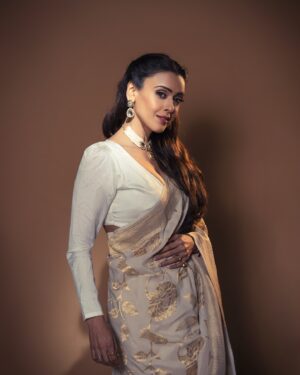 Hrishitaa Bhatt Instagram - 🩷🩷

Styledby- @stylebyriyajain
Assistant Stylist- @moreprachi__
Outfit- @warpnweftbysagrikarai
Jewellery- @nirmika_jewels
MUA- @manish_kerekar
Hair by- @hairstylist_reshma
📸- @anirudh_ramteke @abhi_nair1997
Managed by- @moushumibanerji

#explore #saree #sarees #sareelove #sareelover #sareeindia
#explorepage #exploremore #explorar #photooftheday #photography #photoshoot #explore #explorepage #instagood #instagram #viral #viralpost #saree #love