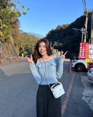 Hsin-Ling Chi Instagram - 來苗栗走走～💕💕

-
💇🏻‍♀️謝謝 @misa__round2  解決了我的三心二意
因為我想要的是在室內看起來像黑色的髮色
但！欸？其實不是全黑！
想帶點咖啡感 陽光下要反光的咖啡（？

然後瀏海想要有時候可以妹妹頭
有時候可以撥去旁邊不會被發現
完全💯🤣😍 遇到Misa真的是不會有選擇困難的問題了 哈哈哈