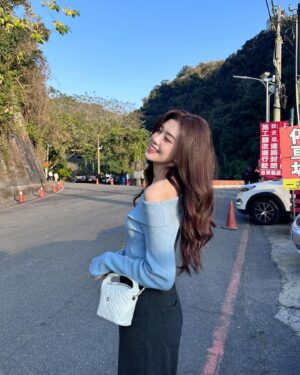 Hsin-Ling Chi Instagram - 來苗栗走走～💕💕

-
💇🏻‍♀️謝謝 @misa__round2  解決了我的三心二意
因為我想要的是在室內看起來像黑色的髮色
但！欸？其實不是全黑！
想帶點咖啡感 陽光下要反光的咖啡（？

然後瀏海想要有時候可以妹妹頭
有時候可以撥去旁邊不會被發現
完全💯🤣😍 遇到Misa真的是不會有選擇困難的問題了 哈哈哈