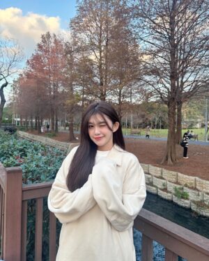 Hsin-Ling Chi Instagram - 來苗栗走走～💕💕

-
💇🏻‍♀️謝謝 @misa__round2  解決了我的三心二意
因為我想要的是在室內看起來像黑色的髮色
但！欸？其實不是全黑！
想帶點咖啡感 陽光下要反光的咖啡（？

然後瀏海想要有時候可以妹妹頭
有時候可以撥去旁邊不會被發現
完全💯🤣😍 遇到Misa真的是不會有選擇困難的問題了 哈哈哈