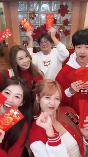 Hsin-Ling Chi Instagram - 紀Family祝大家🐍年快樂😍