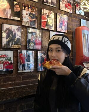 Hsin-Ling Chi Instagram - 整理一些美國的照片～

1 Hollywood打卡！
2 Shake Shack松露漢堡 我是一個不喜歡漢堡的人 但這個我可以！
3 粉紅牆 真的就是一面粉紅色的牆
4 Suho在紐約吃過的披薩店 誰到美國還在追星（？
5 第一次看到恐龍化石 跟威宇哥炫耀的照片
6 在吃貝果 美國的貝果都跟臉一樣大 都要分兩次吃
7無畏號航空母艦
8 在橋上走路打卡😃
9華盛頓紀念碑
10 SANTA MONICA