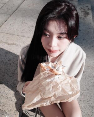 Hsin-Ling Chi Instagram - 整理一些美國的照片～

1 Hollywood打卡！
2 Shake Shack松露漢堡 我是一個不喜歡漢堡的人 但這個我可以！
3 粉紅牆 真的就是一面粉紅色的牆
4 Suho在紐約吃過的披薩店 誰到美國還在追星（？
5 第一次看到恐龍化石 跟威宇哥炫耀的照片
6 在吃貝果 美國的貝果都跟臉一樣大 都要分兩次吃
7無畏號航空母艦
8 在橋上走路打卡😃
9華盛頓紀念碑
10 SANTA MONICA