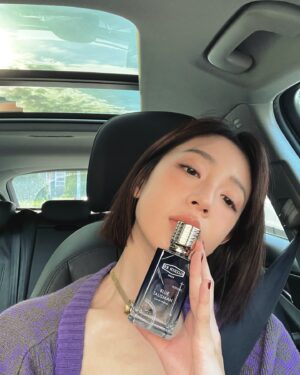Huang Weiting Instagram - 『誒…我看到花的時候，好開心喔…』
這是正要開始的2025，聽到第一句
最浪漫、最真心的話了
-
我也覺得你很適合放花在家裡。
-
可愛的今年一月日子🫶🏻
一個人在台南散步的完美時光
-
最愛的香水
在9吧吃泡麵太chill很愛
鐵妹們，我們要一起老
-
我的好朋友們
不是咖啡色就是橘色🤎🧡
阿盧 @lukahsusis 、虎皮、忍者、王子ozzy @theamazingozzy 
-
「下個月你有最想聽到的一句話嗎？」