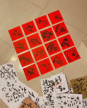 Huang Weiting Instagram - 『誒…我看到花的時候，好開心喔…』
這是正要開始的2025，聽到第一句
最浪漫、最真心的話了
-
我也覺得你很適合放花在家裡。
-
可愛的今年一月日子🫶🏻
一個人在台南散步的完美時光
-
最愛的香水
在9吧吃泡麵太chill很愛
鐵妹們，我們要一起老
-
我的好朋友們
不是咖啡色就是橘色🤎🧡
阿盧 @lukahsusis 、虎皮、忍者、王子ozzy @theamazingozzy 
-
「下個月你有最想聽到的一句話嗎？」