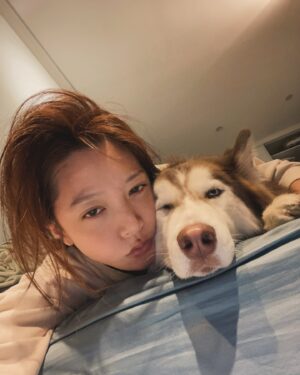 Huang Weiting Instagram - 『誒…我看到花的時候，好開心喔…』
這是正要開始的2025，聽到第一句
最浪漫、最真心的話了
-
我也覺得你很適合放花在家裡。
-
可愛的今年一月日子🫶🏻
一個人在台南散步的完美時光
-
最愛的香水
在9吧吃泡麵太chill很愛
鐵妹們，我們要一起老
-
我的好朋友們
不是咖啡色就是橘色🤎🧡
阿盧 @lukahsusis 、虎皮、忍者、王子ozzy @theamazingozzy 
-
「下個月你有最想聽到的一句話嗎？」