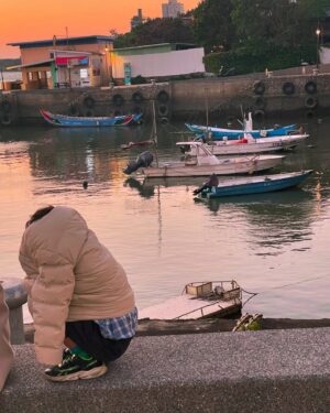 Huang Weiting Instagram - 『誒…我看到花的時候，好開心喔…』
這是正要開始的2025，聽到第一句
最浪漫、最真心的話了
-
我也覺得你很適合放花在家裡。
-
可愛的今年一月日子🫶🏻
一個人在台南散步的完美時光
-
最愛的香水
在9吧吃泡麵太chill很愛
鐵妹們，我們要一起老
-
我的好朋友們
不是咖啡色就是橘色🤎🧡
阿盧 @lukahsusis 、虎皮、忍者、王子ozzy @theamazingozzy 
-
「下個月你有最想聽到的一句話嗎？」