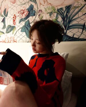 Huang Weiting Instagram - 去年尾送給自己的禮物是：
「我開始去關注我喜歡的事情。」
-
不用隨著社群，去關注別人，不用因為害怕脫離而去湊合
不用因為希望不在乎我的人好而忘記自己
我喜歡，是因為我知道，我喜歡！
-
最恰好的狀態就是，感性理性都感知得宜。
-
Out fit  可愛髮夾 @marimekko_taiwan 
#身處杜拜的巧克力女孩