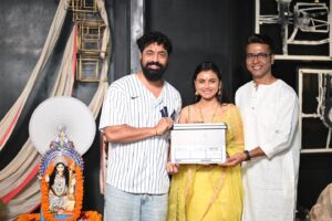 Idhika Paul Instagram - Glimpses straight from the #RaghuDakat Mahurat ✨

দেখা হবে বড়পর্দায়, পুজো ২০২৫।

@dhrubo_banerjee_official @imdevadhikari @sohinisarkar01 @actresspaul @nilayanofficial @rathijit.bhattacharjee @svfmusic @sangeetbanglaofficial @deventertainmentventures @anirbanbhattacharyaofficial @aby2806 @shrikantmohta @iammony #SVF