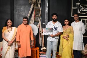 Idhika Paul Instagram - Glimpses straight from the #RaghuDakat Mahurat ✨

দেখা হবে বড়পর্দায়, পুজো ২০২৫।

@dhrubo_banerjee_official @imdevadhikari @sohinisarkar01 @actresspaul @nilayanofficial @rathijit.bhattacharjee @svfmusic @sangeetbanglaofficial @deventertainmentventures @anirbanbhattacharyaofficial @aby2806 @shrikantmohta @iammony #SVF