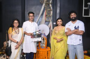 Idhika Paul Instagram - Glimpses straight from the #RaghuDakat Mahurat ✨

দেখা হবে বড়পর্দায়, পুজো ২০২৫।

@dhrubo_banerjee_official @imdevadhikari @sohinisarkar01 @actresspaul @nilayanofficial @rathijit.bhattacharjee @svfmusic @sangeetbanglaofficial @deventertainmentventures @anirbanbhattacharyaofficial @aby2806 @shrikantmohta @iammony #SVF