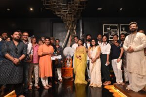 Idhika Paul Instagram - #RaghuDakat-এর শুভারম্ভ হল আজ! 
দেখা হবে বড়পর্দায়, পুজো ২০২৫।

@dhrubo_banerjee_official @imdevadhikari @sohinisarkar01 @actresspaul @svfmusic @deventertainmentventures @anirbanbhattacharyaofficial @aby2806 @shrikantmohta @iammony #SVF