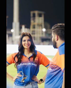 Ihana Dhillon Instagram - Moments ❤️ 
#surat … you were so kind ❤️ 
*

*

*

#ccl2025 #punjabdesher #cricket #traveldiaries #surat #lovepunjab #punjabi #lovemyteam #love #ihanadhillon
