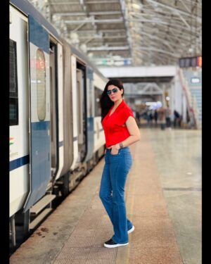 Ihana Dhillon Instagram - Right train of thought can take you to better destination 🥰❤️ 
#mumbaicentral #trainjourney #mumbaidiaries #travel #destination #love #ihanadhillon