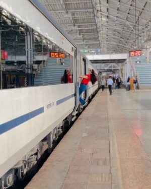 Ihana Dhillon Instagram - Right train of thought can take you to better destination 🥰❤️ 
#mumbaicentral #trainjourney #mumbaidiaries #travel #destination #love #ihanadhillon