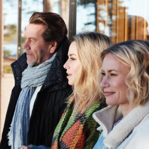 Iina Kuustonen Instagram - Onnellista joulua kaikki tyypit!
Joulurauhaa kaikille❤️

@kuustonenmikko 
@minkakuustonen

✨✨✨ 

📷: @piiaarnould 

@menaiset 
@hanaholmen.hotel 

💄: Iina / @heidireponen & Minka / @sannipohjalainen 

Iinan vaatteet / @vimmacompany & @ullahirvasshop 
Minkan & Faijan vaatteet / mistä lie kirpparilta

Valkoiset asut / style @idajokikunnas 

@juutilainen_stories