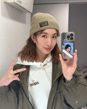 Ikumi Nakajima Instagram - 似合う髪型わからないままひたすら頭皮とキューティクルとナツホとイツキに申し訳なかった2024