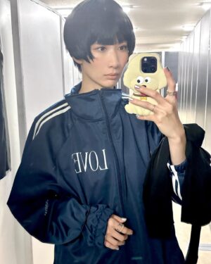 Ikumi Nakajima Instagram - ショートカットのおもひでたち💇
メイクはtricotでもお世話になってる @natsu.hair.make さん❤️
だいすき😭
