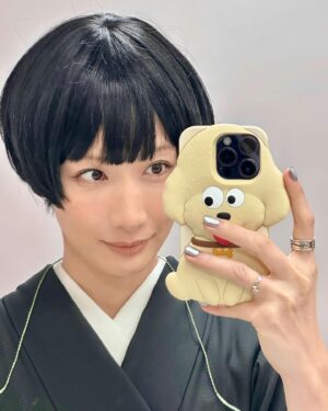 Ikumi Nakajima Instagram - ショートカットのおもひでたち💇
メイクはtricotでもお世話になってる @natsu.hair.make さん❤️
だいすき😭