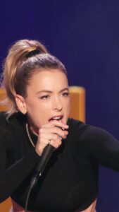 Actress Iliza Shlesinger HD Photos and Wallpapers February 2025