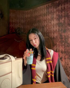 Im Min-su Instagram - 나 다시 호그와트에 입학할까❤️ 

#해리포터#harrypotter