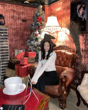 Im Min-su Instagram - 나 다시 호그와트에 입학할까❤️ 

#해리포터#harrypotter