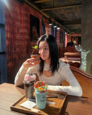 Im Min-su Instagram - 나 다시 호그와트에 입학할까❤️ 

#해리포터#harrypotter