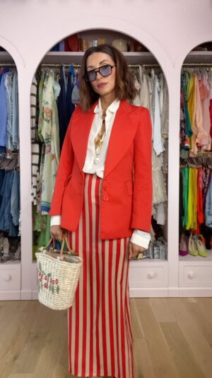 India de Beaufort Instagram - Hi all ♥️ My gut is badly craving joy and so, here’s a little vintage joy for your feed. Check my highlights for any avail links from this reel, and also for a link to some shirts I designed to support the Pasadena Community Fund as they help wildfire victims in Altedena and Pasadena. The Vintage 70’s blazer is from @atelier_archive_vintage ♥️ #style #vintage #closetinspo #grwm #fashionstylist