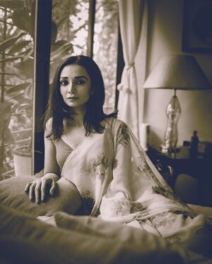 Ira Dubey Instagram - देखो वो आ गया … 🌺