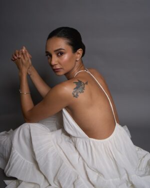 Ira Dubey Instagram - ‘The real challenge is not simply to survive. Hell, anyone can do that. It’s to survive as yourself, undiminished’.
— Elia Kazan 

Wearing @chola_the_label 🤍💫
📸 @harshalshah95