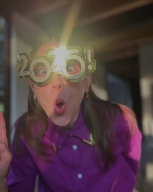 Irene Azuela Instagram - El brillo del 2025 llegó. Brindo por las posibilidades, por las ilusiones que se harán realidad, por lo que no imaginamos y será perfecto. Por las amistades verdaderas, esas que me acompañan desde el amor… ¡Felices inicios!