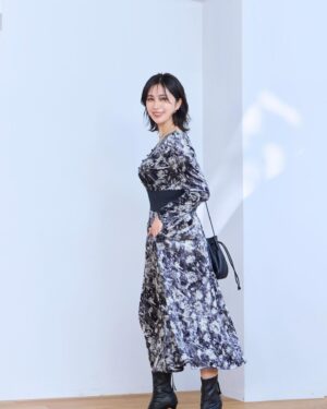 Iroha Yanagi Instagram - ・
@for_overe の
フラワーベロアウエストリブワンピースを着用♡👗
時差投稿✔︎

ベロア素材で着心地よくって
ウエストあたりのリブによって
身体のラインを美しく魅せてくれる
そんなワンピでした🤍
カラバリも3色あって
どの色も落ち着いてて着やすくて
大人女子必見ワンピだよー👆🏻

この時期婚礼も多いから
結婚式お呼ばれドレスにも良さそうっ🤍

#overe #shootings 
#ベロア #ワンピース #結婚式お呼ばれ #結婚式お呼ばれコーデ 
#秋婚 #冬婚 #大人女子コーデ #ロングワンピース #30代コーデ
