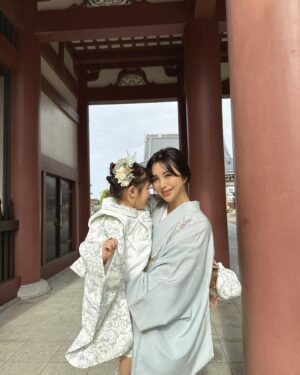Iroha Yanagi Instagram - ・
・
𝟩𝟧𝟥𓊱 
𝟥になる娘と神社参拝へお出かけ⛩️
お天気に恵まれて
いい写真たくさんっ
動画もあるからリールにもしたいなー♡
⁡
前々から妹と👧🏻のお着物選びで
楽しんで、レンタル着物の中から
このJILL STUARTのお着物に。
白ベースに花柄が大人で
よく似合ってた🤍　
白ライン入れてヘアメイクもばっちり👍🏻
ただ、靴だけサイズ合わずエルサ（笑）
⁡
昨晩急遽つくったヘア飾りも
これまた着物によく合ってて◎
私の訪問着は母が昔着てたもので
くすみブルー×コーラルピンクの帯が
すっごく綺麗でした👏🏼
最近離れてることも多かったから
娘との時間が愛おしく宝物⏳
⁡
大変なお年頃だけどねー（笑）
でもすっごく可愛い愛娘との時間満喫できました✨
着付けから何から何まで手伝ってくれた
ゆりなに感謝ーっ🫶🏻
⁡