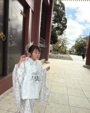 Iroha Yanagi Instagram - ・
・
𝟩𝟧𝟥𓊱 
𝟥になる娘と神社参拝へお出かけ⛩️
お天気に恵まれて
いい写真たくさんっ
動画もあるからリールにもしたいなー♡
⁡
前々から妹と👧🏻のお着物選びで
楽しんで、レンタル着物の中から
このJILL STUARTのお着物に。
白ベースに花柄が大人で
よく似合ってた🤍　
白ライン入れてヘアメイクもばっちり👍🏻
ただ、靴だけサイズ合わずエルサ（笑）
⁡
昨晩急遽つくったヘア飾りも
これまた着物によく合ってて◎
私の訪問着は母が昔着てたもので
くすみブルー×コーラルピンクの帯が
すっごく綺麗でした👏🏼
最近離れてることも多かったから
娘との時間が愛おしく宝物⏳
⁡
大変なお年頃だけどねー（笑）
でもすっごく可愛い愛娘との時間満喫できました✨
着付けから何から何まで手伝ってくれた
ゆりなに感謝ーっ🫶🏻
⁡