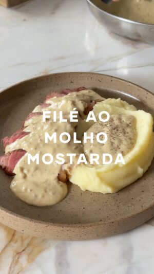 Isabella Scherer Instagram - FILÉ AO MOLHO MOSTARDA 🥩 Um dos meus pratos favoritos, parece difícil mas juro que não é… Bora fazer? 

- 600g de carne (usei chorizo, mas amo com mignon ou ancho também) 
- 2 colheres de sopa de manteiga 
- 1 colher de sopa de azeite de oliva 
- 3 dentes de alho
- 5 ramos de tomilho 
- 1/2 cebola
- 1/4 xícara de conhaque 
- 1 colher de sopa de mostarda dijon 
- 3 colheres de sopa de mostarda amarela (a gosto) 
- 1   1/2 xícara de creme de leite fresco (sim, pode ser o de caixinha, mas se talhar a culpa não é minha) 
- Sal e pimenta do reino a gosto 

Quando fizer, me marca?