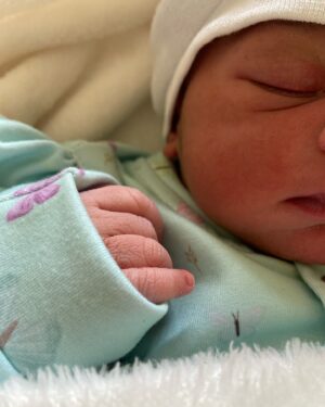 Isadora Salles Instagram - Estava ansiosa pra me apresentar a vocês titios e titias 💖No dia 17/01/2025 às 04:00:00 em ponto da manhã eu vim ao mundo.
Minha mamãe e meu papai cuidaram para que a cada segundo até agora eu me sentisse amada, protegida e bem-vinda .
A verdade é que eles estão perdidinhos de amor por mim assim como minha família que celebrou minha chegada e viveram dias mágicos ao nosso lado .
Já tivemos algumas longas noites , algumas muitas fraldas , muito tetê , dengo e vários lookinhos que mamãe ama registrar (ela acha que sou uma boneca) 
Agradeço todo amor enquanto eu estava no forninho , agora já estou pronta pra viver novas descobertas ao lado das pessoas que me amam 💖

Com carinho Garotinha Helena!