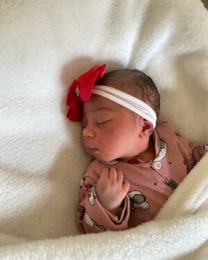 Isadora Salles Instagram - Estava ansiosa pra me apresentar a vocês titios e titias 💖No dia 17/01/2025 às 04:00:00 em ponto da manhã eu vim ao mundo.
Minha mamãe e meu papai cuidaram para que a cada segundo até agora eu me sentisse amada, protegida e bem-vinda .
A verdade é que eles estão perdidinhos de amor por mim assim como minha família que celebrou minha chegada e viveram dias mágicos ao nosso lado .
Já tivemos algumas longas noites , algumas muitas fraldas , muito tetê , dengo e vários lookinhos que mamãe ama registrar (ela acha que sou uma boneca) 
Agradeço todo amor enquanto eu estava no forninho , agora já estou pronta pra viver novas descobertas ao lado das pessoas que me amam 💖

Com carinho Garotinha Helena!
